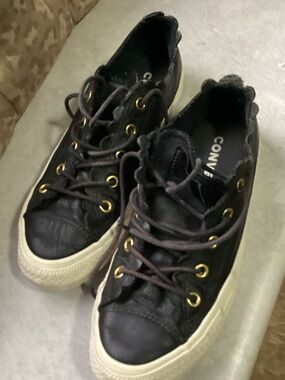 These are Converse Women’s Chuck Taylor all star low top frilly Thrills sneakers
